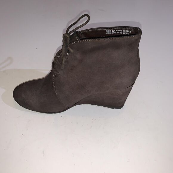 Clarks Boots Womens Size 5.5 Brown Suede Wedge Ankle Lace Up Booties - Picture 3 of 9